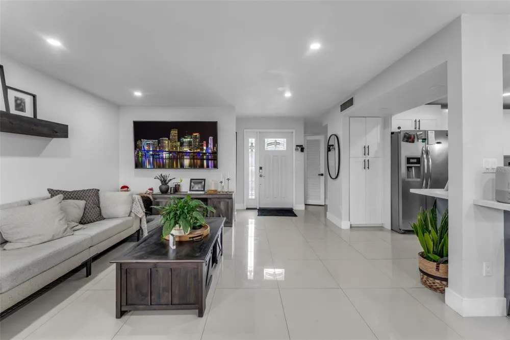 14932 SW 89TH ST Miami, FL 33196