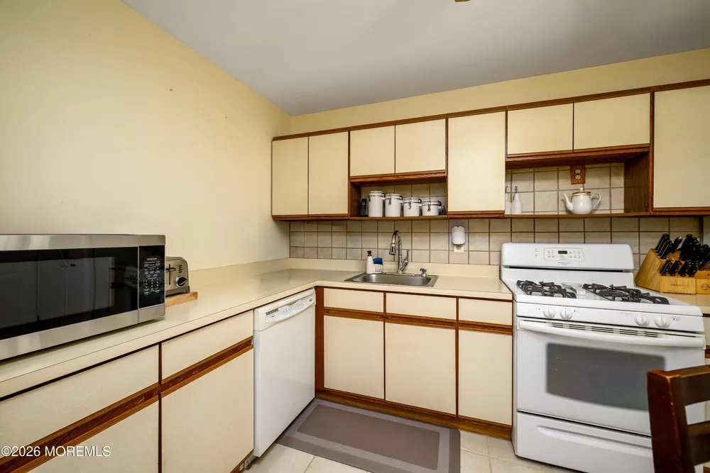 136 Woodmere Drive #406 Parlin, NJ 08859