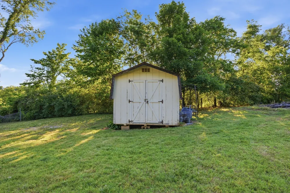1038 S Cross Bridges Rd Mount Pleasant, TN 38474