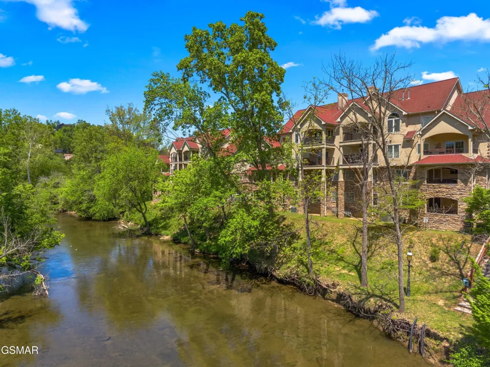 601 River Place Way #UNIT B101 Sevierville, TN 37862