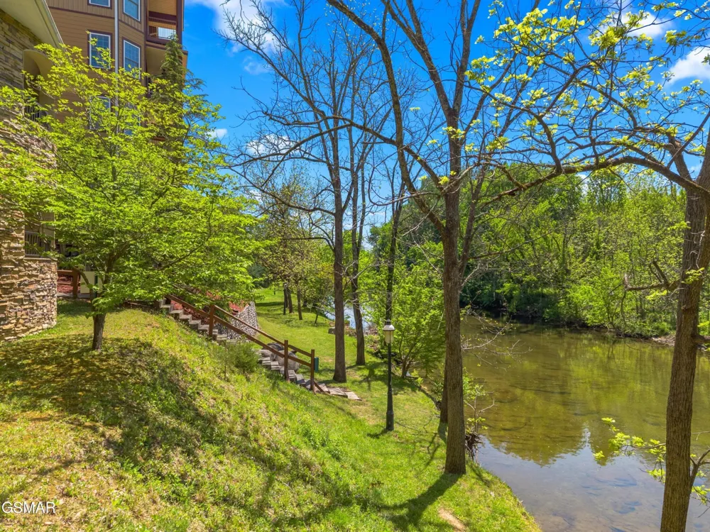 601 River Place Way #UNIT B101 Sevierville, TN 37862