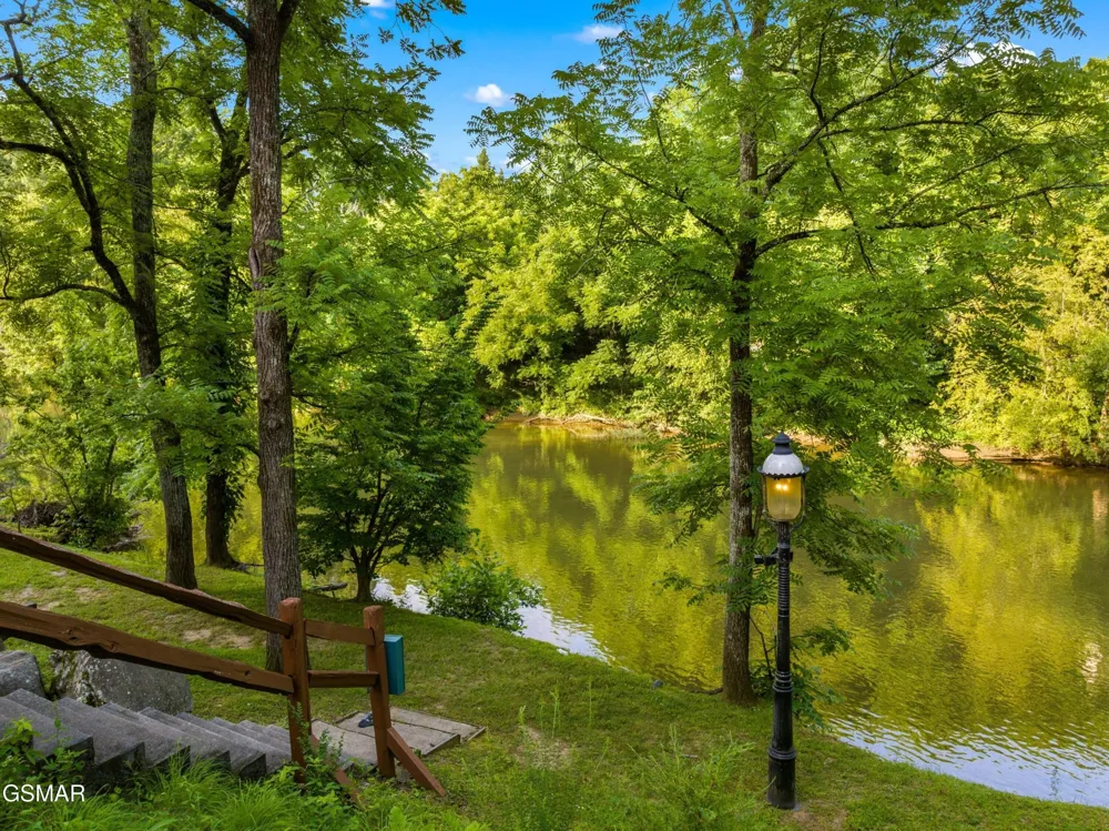 601 River Place Way #UNIT B101 Sevierville, TN 37862