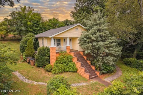 1211 Moses Ave
