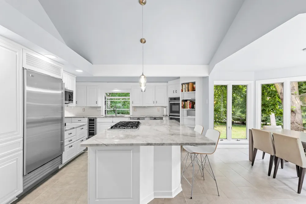 3865 Hillcrest Road Deephaven, MN 55391