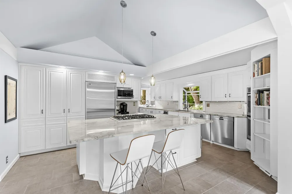 3865 Hillcrest Road Deephaven, MN 55391