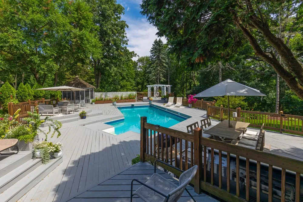 3865 Hillcrest Road Deephaven, MN 55391