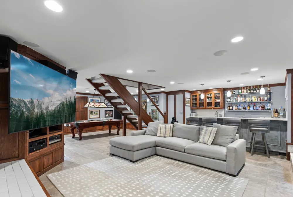 3865 Hillcrest Road Deephaven, MN 55391