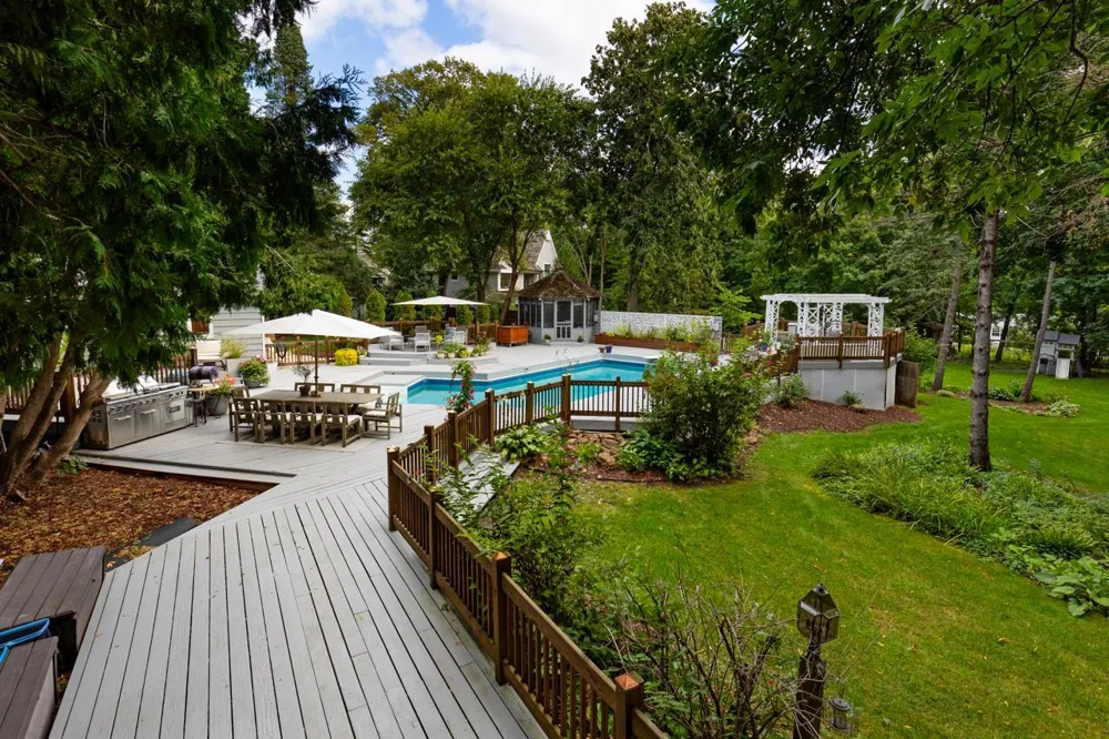 3865 Hillcrest Road Deephaven, MN 55391