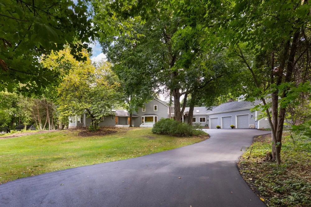3865 Hillcrest Road Deephaven, MN 55391