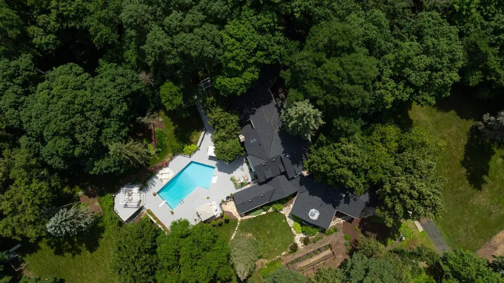 3865 Hillcrest Road Deephaven, MN 55391