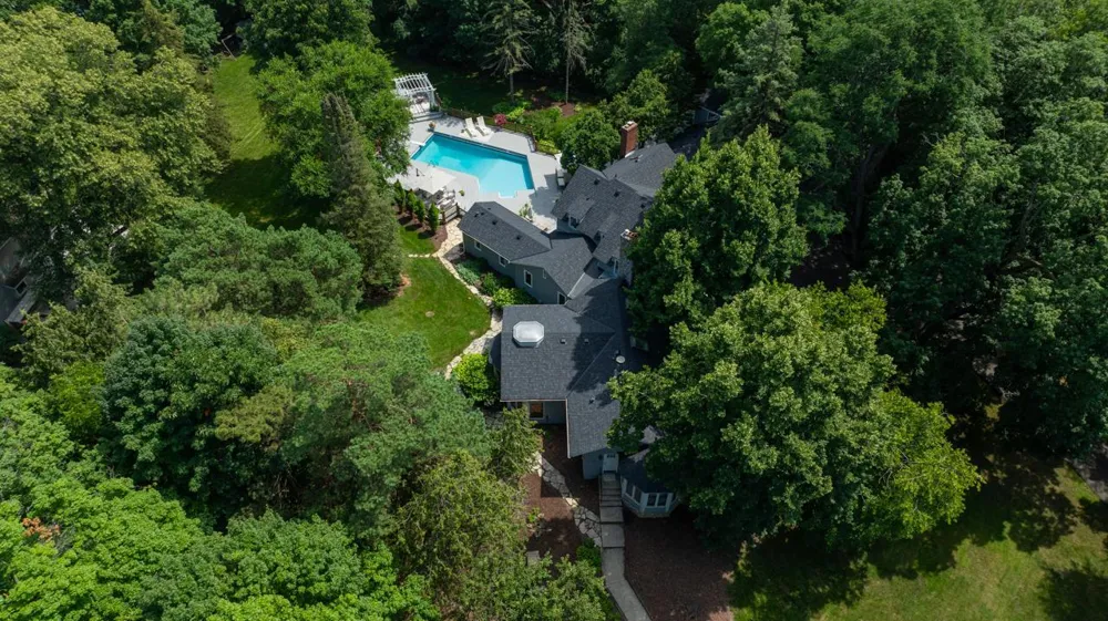 3865 Hillcrest Road Deephaven, MN 55391