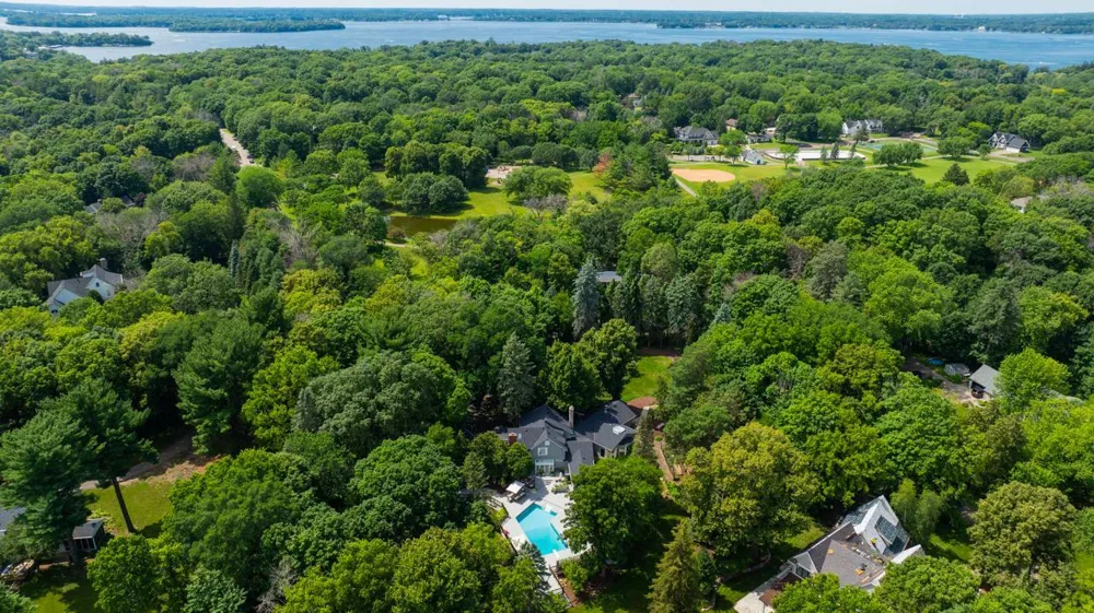 3865 Hillcrest Road Deephaven, MN 55391