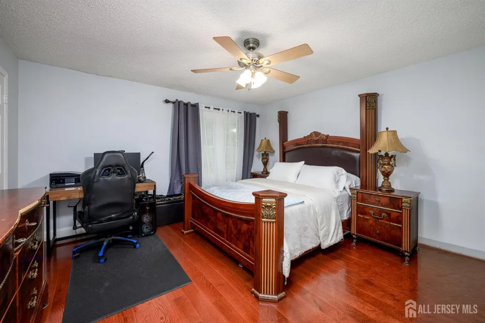 136 Woodmere Drive Parlin, NJ 08859