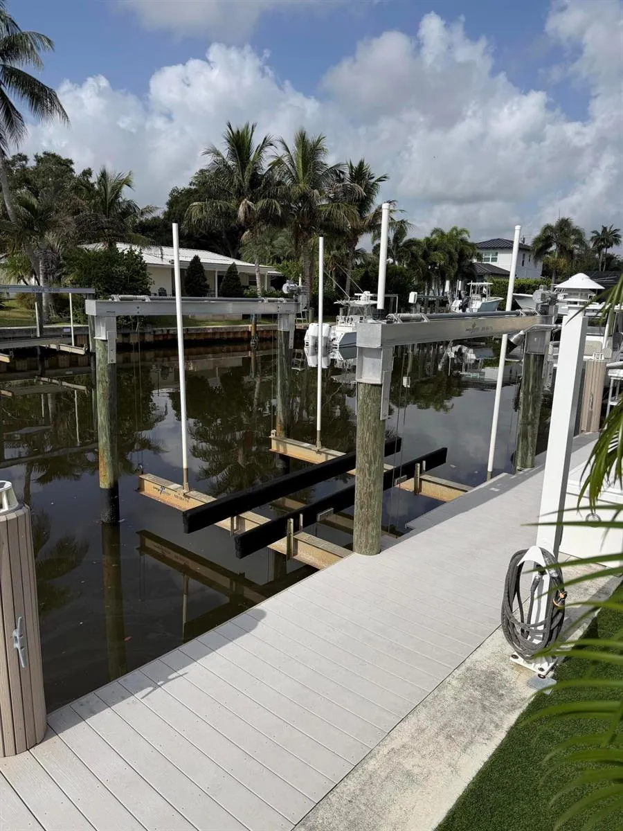 16 LEEWARD CIRCLE Tequesta, FL 33469