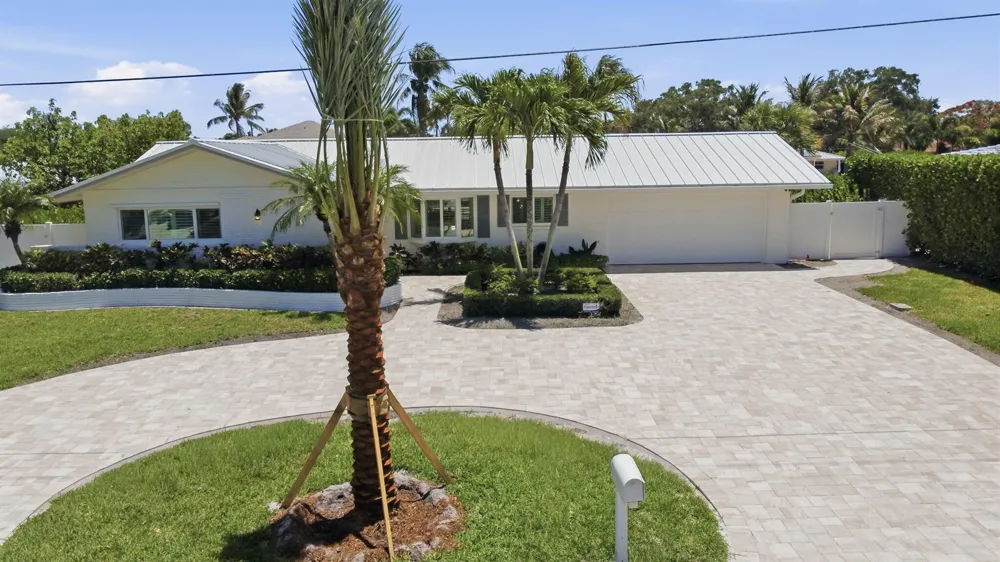 16 LEEWARD CIRCLE Tequesta, FL 33469