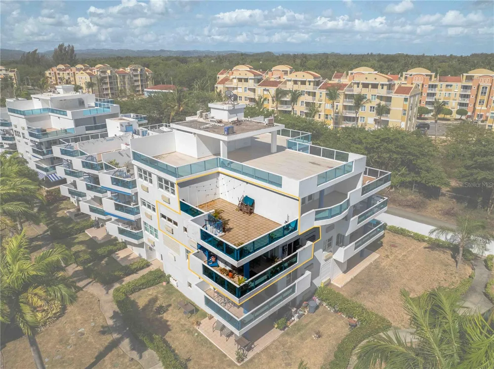1 CALLE EL CHARLIE #CO-308 Loiza, PR 00772