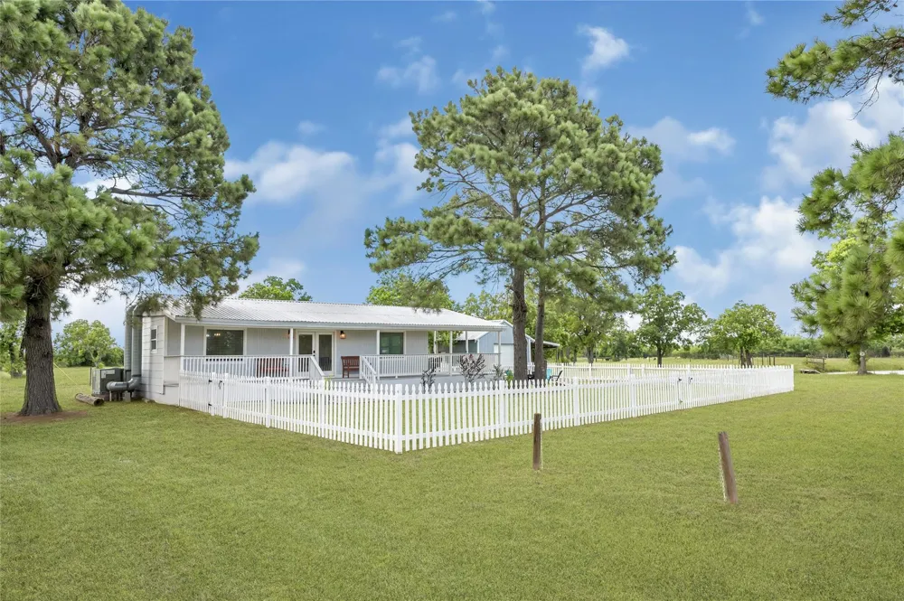 868 Lisa Mae Road Bellville, TX 77418