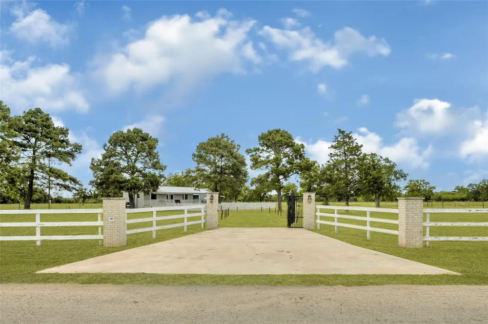 868 Lisa Mae Road Bellville, TX 77418