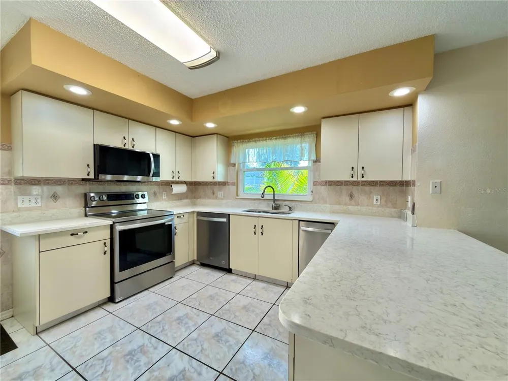 1702 SUNKISSED DRIVE Tarpon Springs, FL 34689