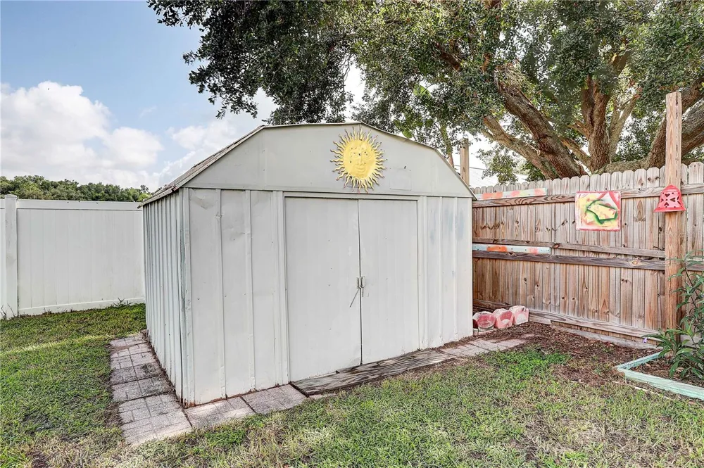 2242 TOWERING OAKS CIRCLE Seffner, FL 33584