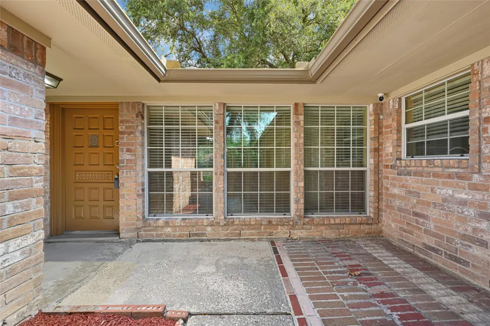 7323 Log View Drive Houston, TX 77040