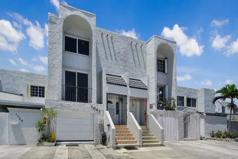 1067 W 43rd Place #68