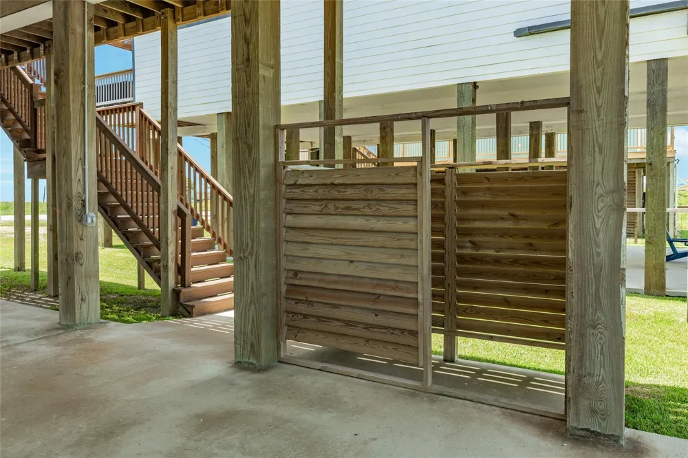 1741 Bluewater Highway Surfside Beach, TX 77541