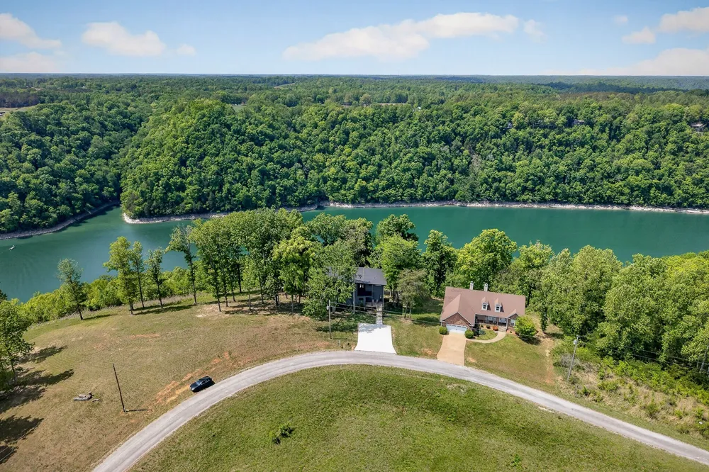 1171 Hutchins Bend Rd W Sparta, TN 38583