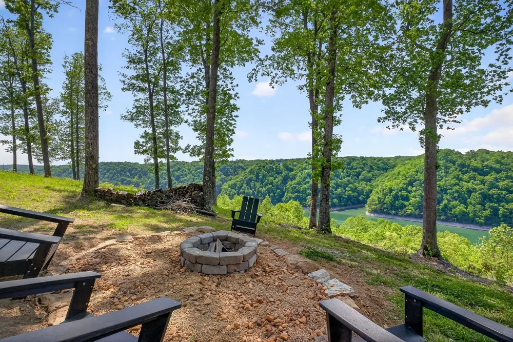 1171 Hutchins Bend Rd W Sparta, TN 38583
