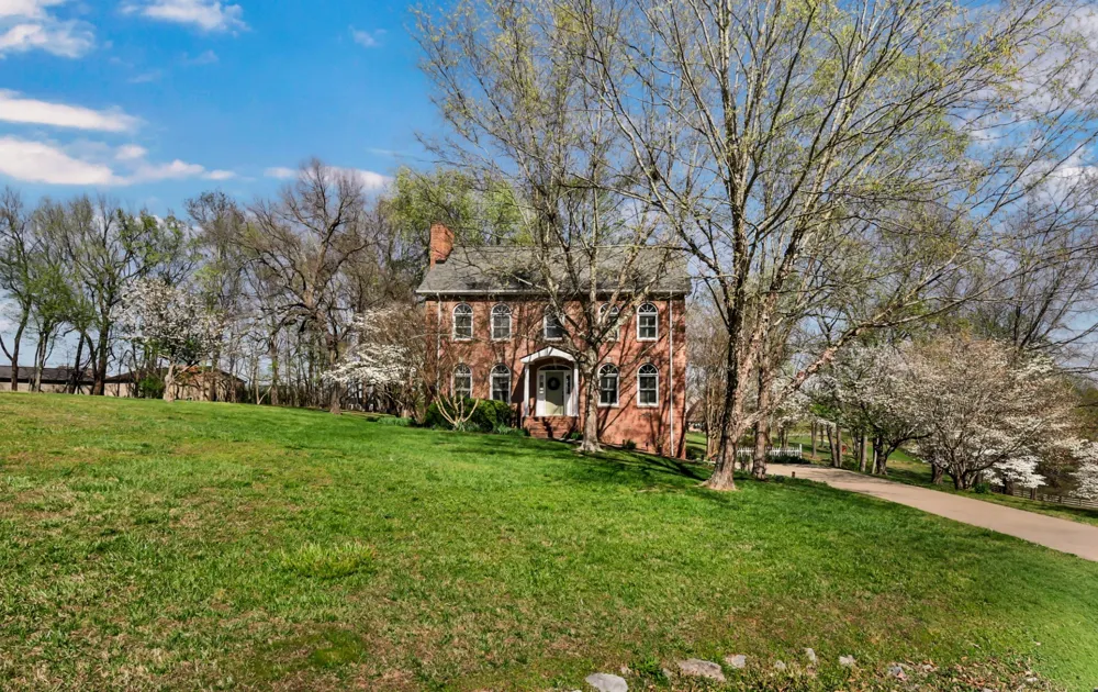930 Doe Run Ct Adams, TN 37010