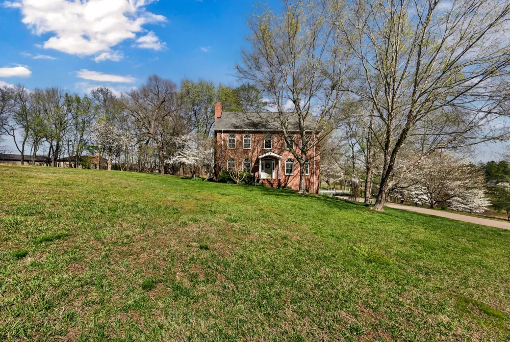 930 Doe Run Ct Adams, TN 37010