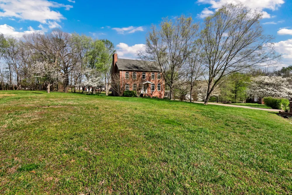 930 Doe Run Ct Adams, TN 37010