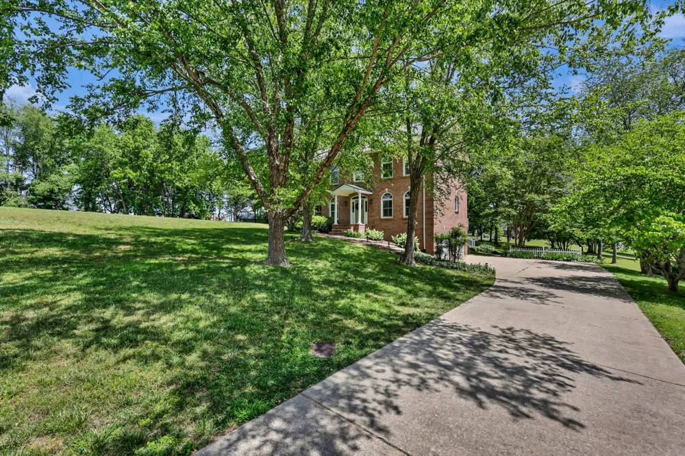 930 Doe Run Ct Adams, TN 37010