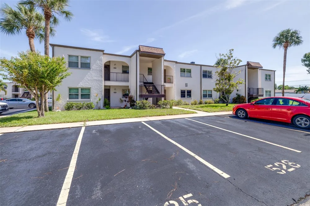 7701 STARKEY ROAD #528 Seminole, FL 33777