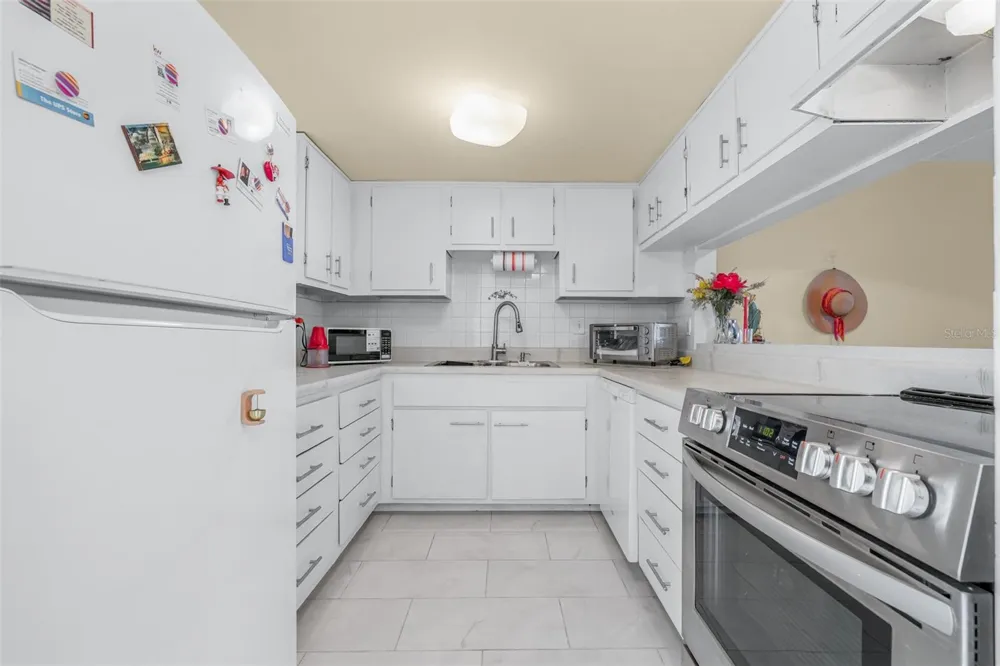 7701 STARKEY ROAD #528 Seminole, FL 33777
