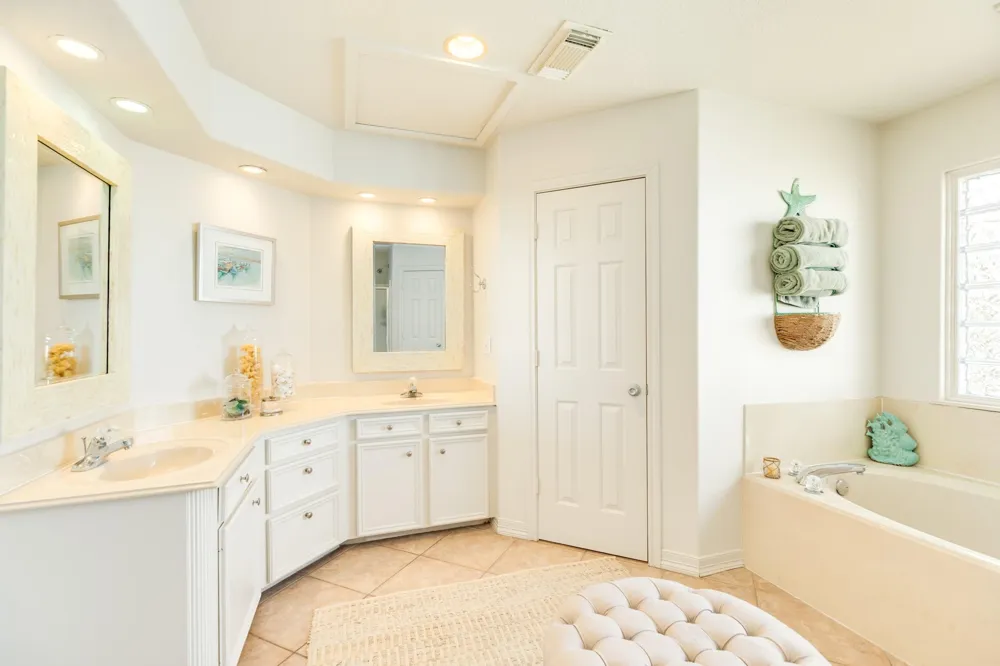 1319 Coral Way Tiki Island, TX 77554