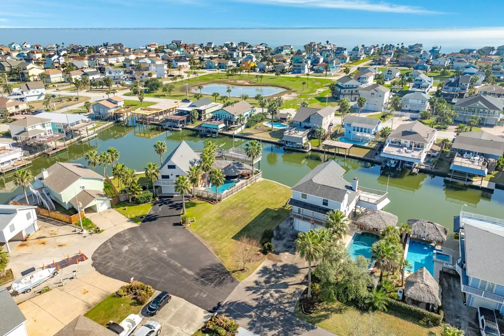 1319 Coral Way Tiki Island, TX 77554