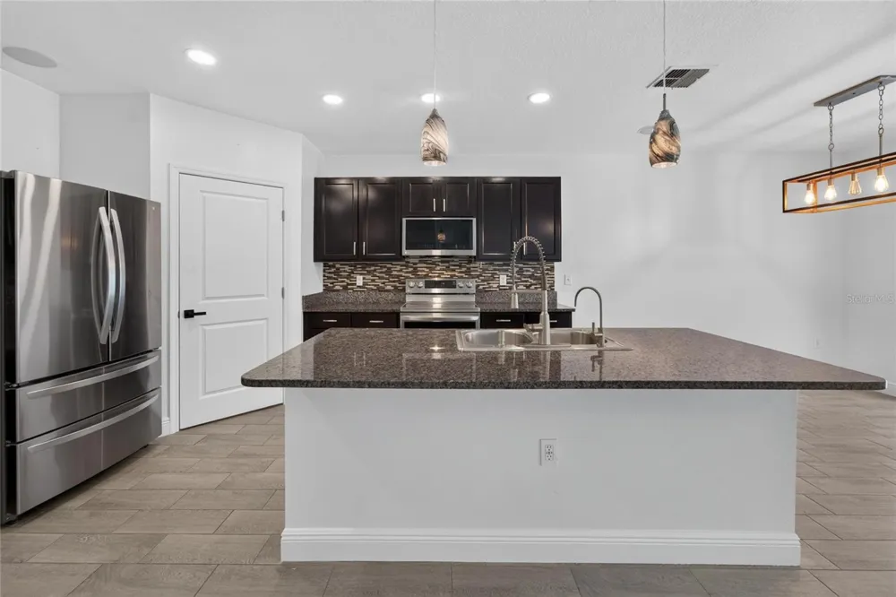 9637 TRONCAIS CIRCLE Thonotosassa, FL 33592