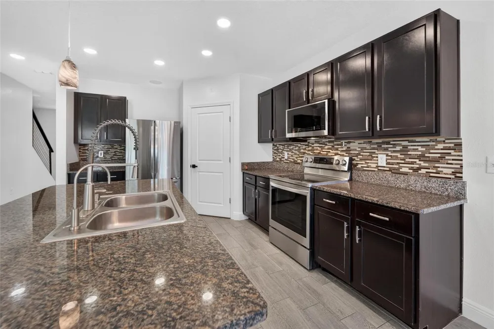 9637 TRONCAIS CIRCLE Thonotosassa, FL 33592