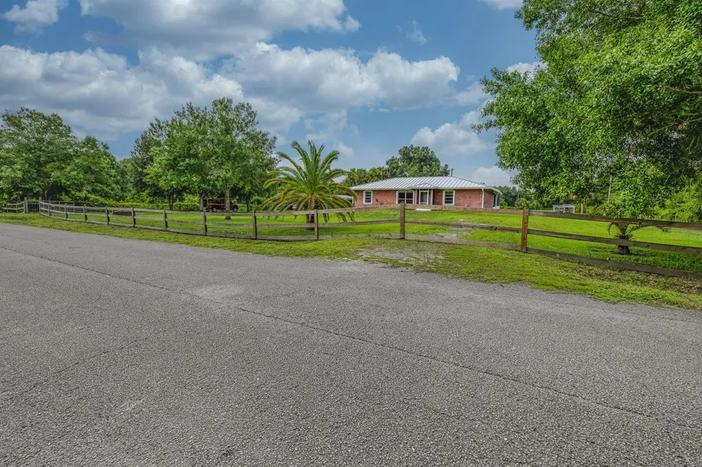 7346 NW 93rd Court Okeechobee, FL 34972