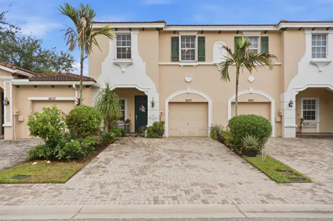 4257 SW PINE COVE COURT