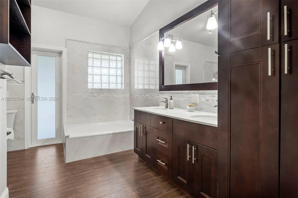 5621 Thornbluff Ave Davie, FL 33331