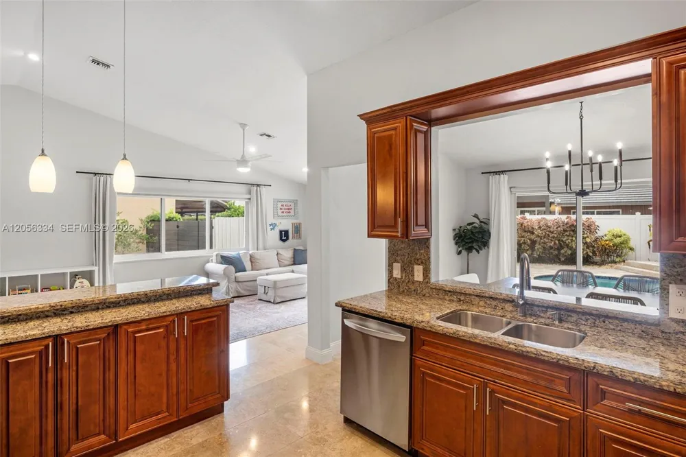 5621 Thornbluff Ave Davie, FL 33331