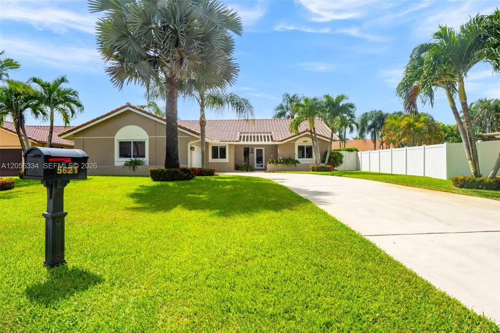 5621 Thornbluff Ave Davie, FL 33331