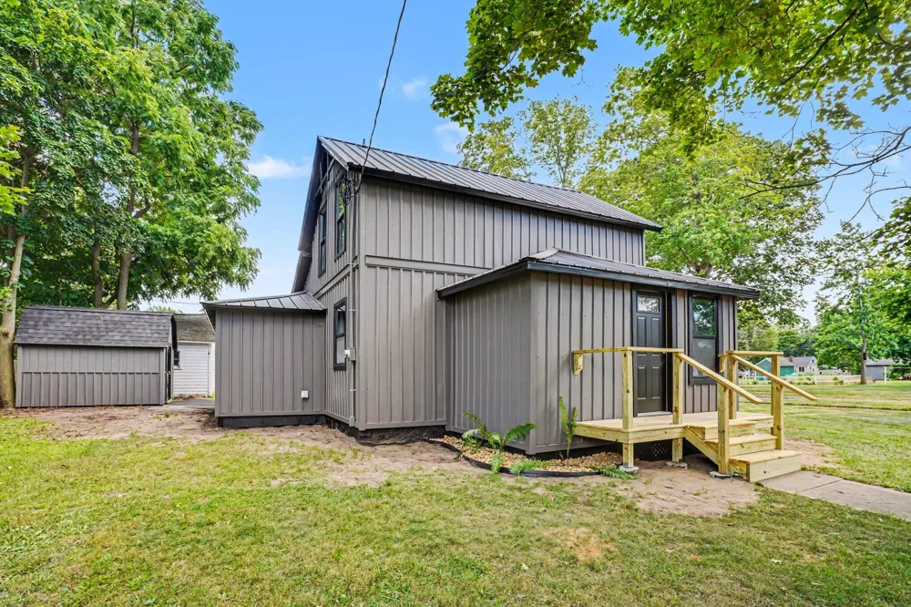 216 W Cushman Street Three Rivers, MI 49093