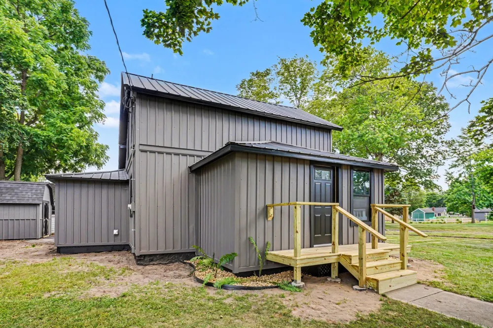 216 W Cushman Street Three Rivers, MI 49093