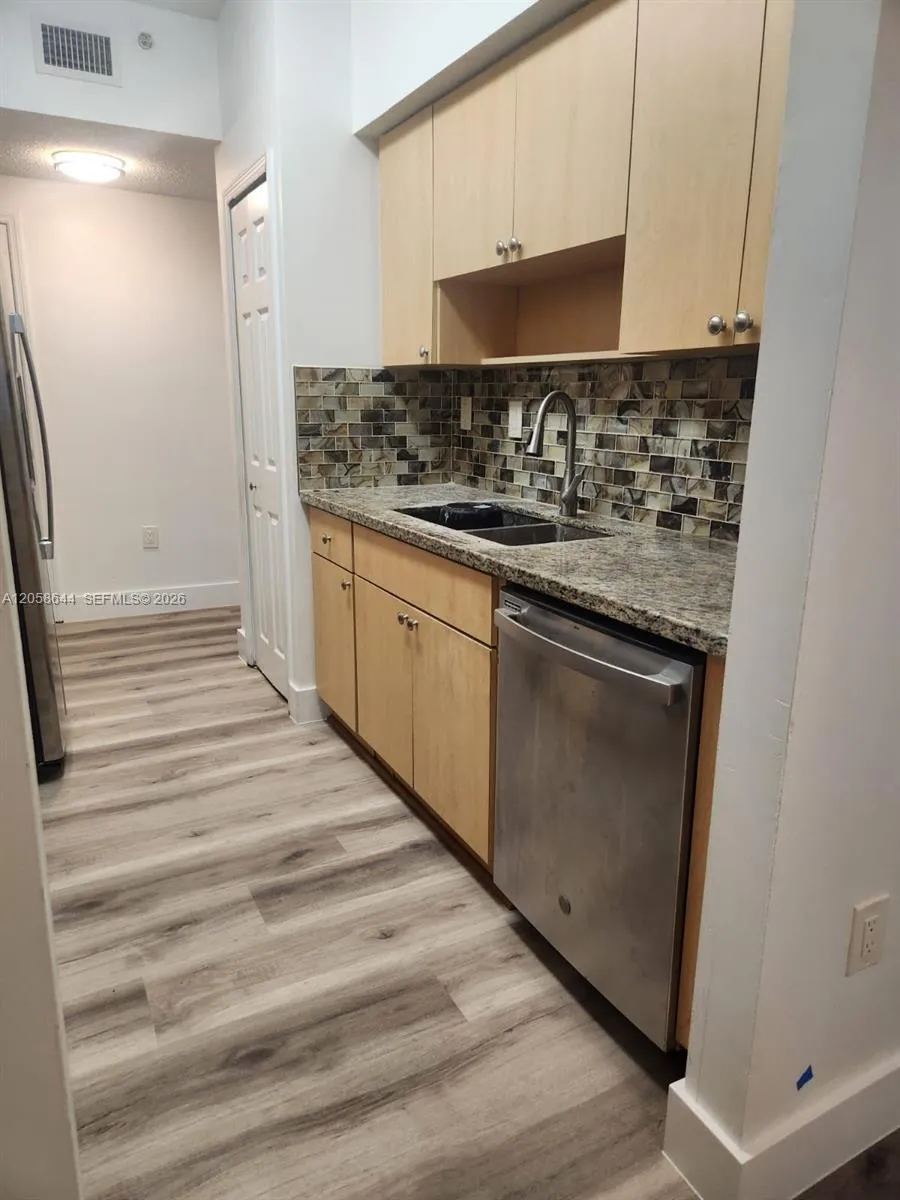 7085 Nova Dr #102 Davie, FL 33317