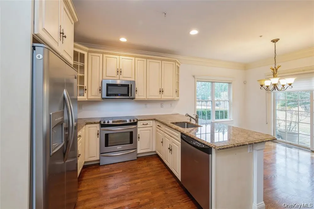 22 Meadow Court Oakdale, NY 11769