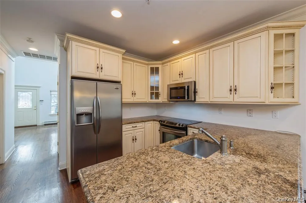 22 Meadow Court Oakdale, NY 11769