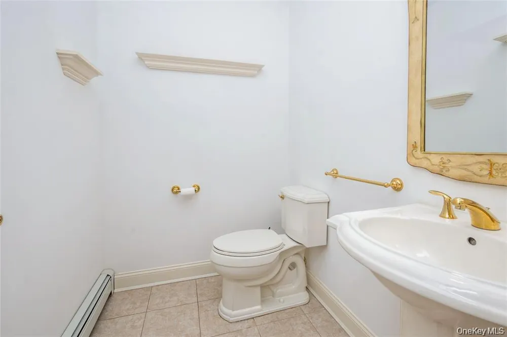 22 Meadow Court Oakdale, NY 11769